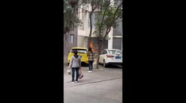 Brave deliveryman passing burning house puts out fire