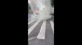 Passerby rescues driver trapped in burning vehicle in China