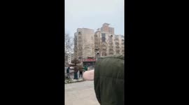 1月19日,太行物流的商户们来到郑州信访局对面大楼上拉横幅跳楼维权