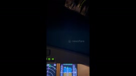 Planes passing through a narrow slip flash their lights *Incredible Happening*