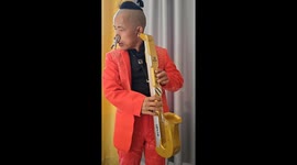 Chinese musician stuns by playing instrument with his EARS