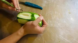 Vietnamese chef sculpts two beautiful lotus flowers from papaya and carrots