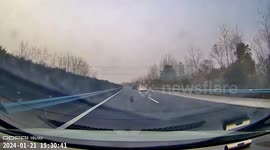 Fallen tyre narrowly misses car on highway in central China
