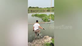Hero policeman jumps into canal to rescue drowning man