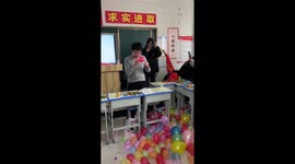 Chinese student blows air into balloons non-stop like machine