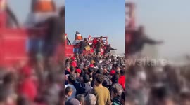 Huge crowds try to receive humanitarian aid during food crisis rise in Gaza
