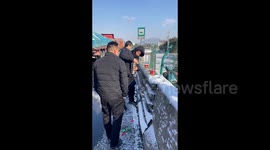 Generous villagers deliver free food to drivers stranded in snowstorm in China