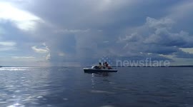 Playa de Encarnacion - Paraguay - Rio Parana - Paseo en bote. Hermosa vista del cielo como fondo.