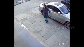 Elderly Chinese man swipes woman's accidentally dropped car keys outside jewellery store