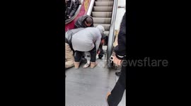 Store employees heroically cut free boy's jacket trapped in escalator in China