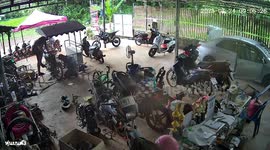 Mechanics panic as fuel leak ignites at auto shop in Thailand