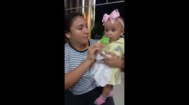 Bebe por primera vez probando helado de limón