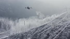 Innovative drone breaks ice on power lines in southern China