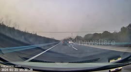 The vehicle experienced a wheel detachment on the highway in Xiaogan, China