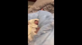 Father shows off massage and humming trick to make baby fall asleep