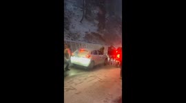 300 tourists, stranded near Atal Tunnel in Rohtang due to snowfall, rescued by police