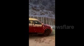 Hundreds of tourists rescued after snowfall left them stranded in mountainous north India
