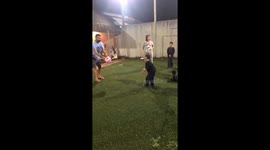 Family volleyball fun takes a turn: sibling hit prompts quick comfort in Paranaguá, Brazil