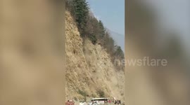 Mountain landslide onto road blocks traffic in India
