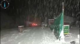 Police rescue 300 tourists stranded in snow in India