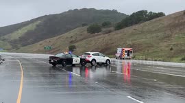 Police Vehicle Pushes Stranded Car to Safety on Rain-Drenched I-280 in California, USA