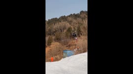 Quick-Thinking Young Man Rescues Girl in Cable Car Mishap in China