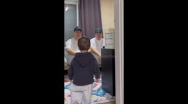 Identical twins leave child in hilarious fatherly dilemma