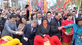 Dragon dance parade staged in Paris to celebrate Chinese New Year