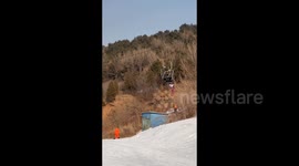 Young man rescues a girl in a cable car mishap in Liaoning, China