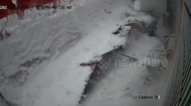 Family narrowly escapes collapsed roof due to weight of snow in southern China
