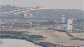 Gathering of displaced Palestinians in the Egyptian border with the Gaza Strip