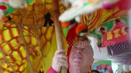 Australian commentator experiences dragon dance in Chinese town