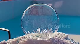 Mesmerising footage as bubble slowly freezes in sub-zero temperatures