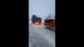 Man astonishes onlookers by dragging heavy truck with Jeep in Shandong