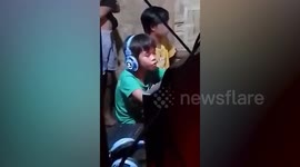 Taylor Swift super-fan, 9, sings along to concert in internet cafe
