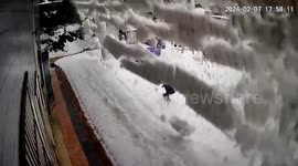 Chinese man swiftly dodges roof snow avalanche in nail-biting escape