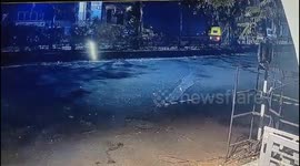 Scooty borne thief  in Surat tried to steal purse on moving scooty ,  but fail . CCTV footage will shocked you