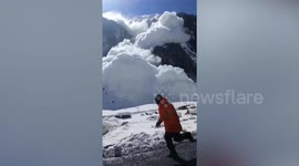 Scary moment avalanche hits a hill station in Kashmir, India