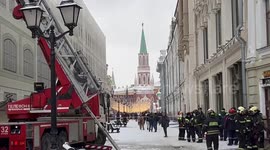 Russia: Firefighters battle fire in Moscow