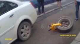 Car parked illegally is locked by police, driver exchanges tyre to escape punishment