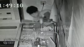 Man digs hole on glass door to steal phones in a mobile phone store