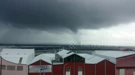 Tornado en la Ría de Arousa visto desde la fachada marítima de Ribeira