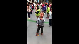 Kindergarten kid sings Chinese pop song