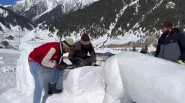 Amazing Snow horse cart statue made by Six Srinagar Artists is the new tourists sensation in Sonmarg