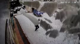 Snow avalanche falls from roof narrowly missing pedestrian