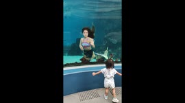 Toddler mesmerised by mermaid show in the Philippines