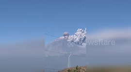 Volcano spews clouds of ash and gas in Mexico