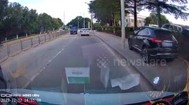 Video captures collision as green truck sudden lane intrusion leads to accident in Guangdong, China