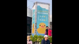 Crowds flock to see giant rubber 60-foot rubber ducks in Taiwan