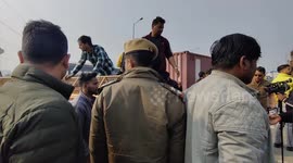 Tight security and barricades as Indian farmers march to New Delhi